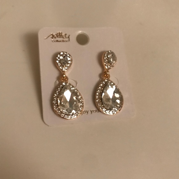 NWT beautiful sparkly crystal earrings - Picture 3 of 8